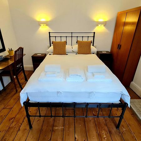Newberry Wood Guesthouse 伊尔弗勒科姆 外观 照片